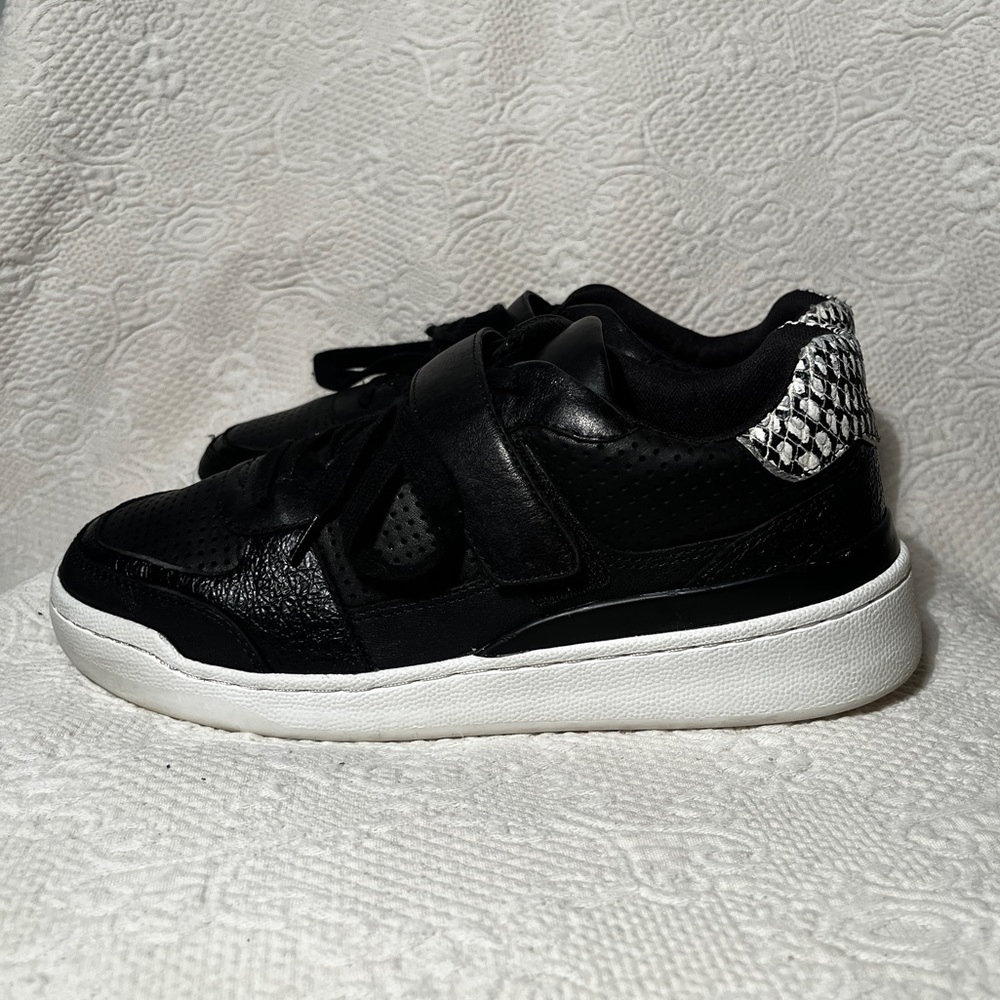 Vince Camuto Womens low top 
Sargita Fashion Sneaker Leather / snake Lifestye
